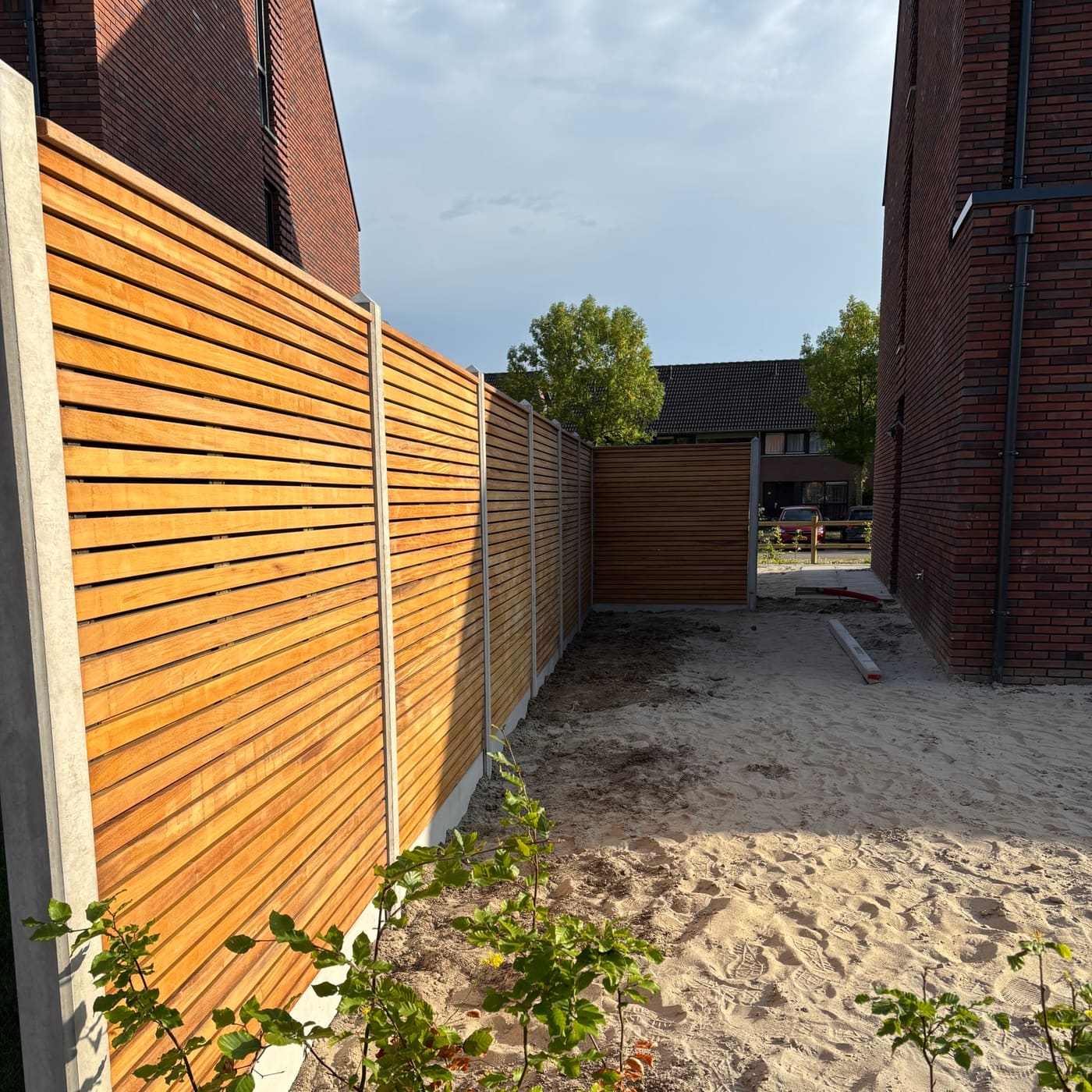 Houten schutting op maat rond een tuin
