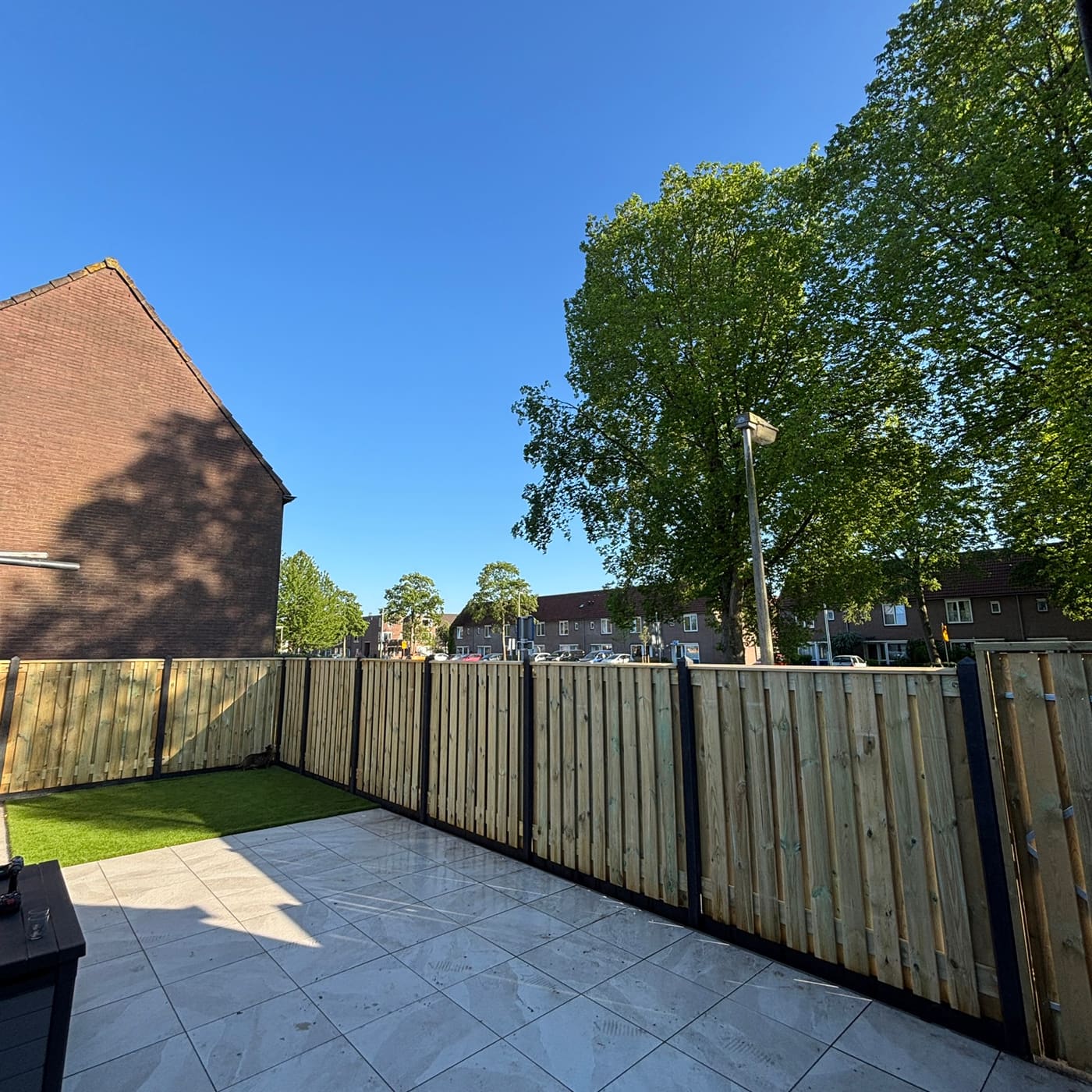 Afgemonteerde houten schutting met strakke afwerking