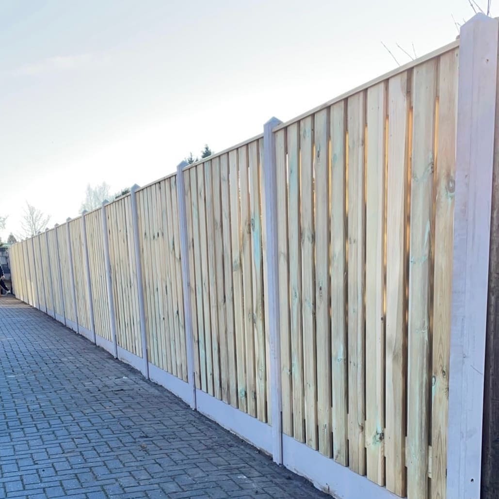 Houten schutting op maat, geplaatst in een achtertuin